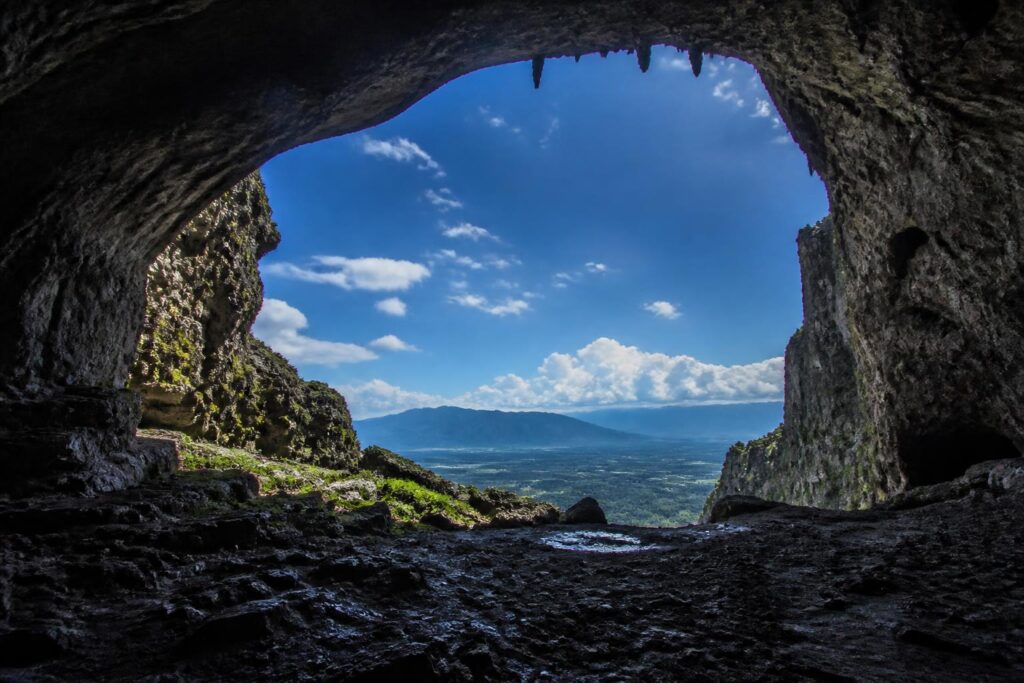 découvrez aventignan à travers des images saisissantes révélant la rencontre unique entre le ciel ouvert et les profondeurs mystérieuses de ses grottes.