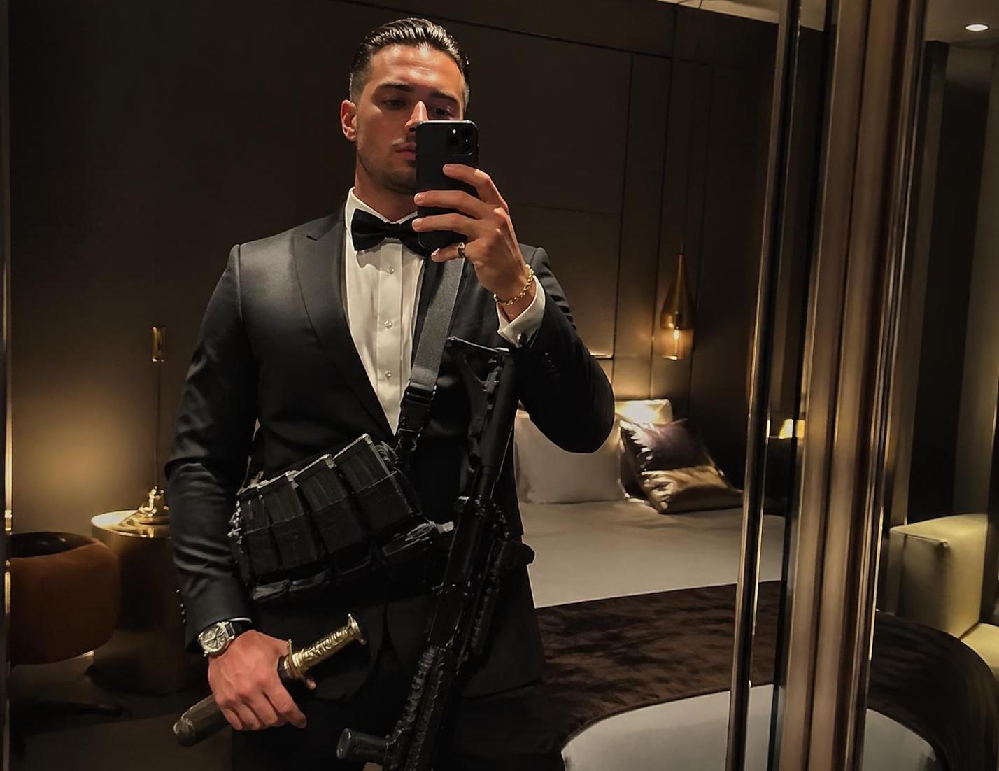 lors du gala de la presse, un suspect a pris une photo de son arme juste avant de tirer, un moment clé de l'enquête.