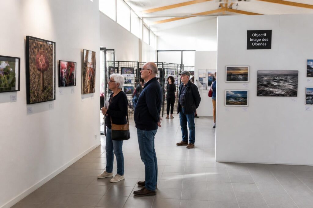 découvrez la deuxième biennale de la photographie aux sables-d’olonne, mettant en lumière les œuvres captivantes de trois clubs photos locaux.
