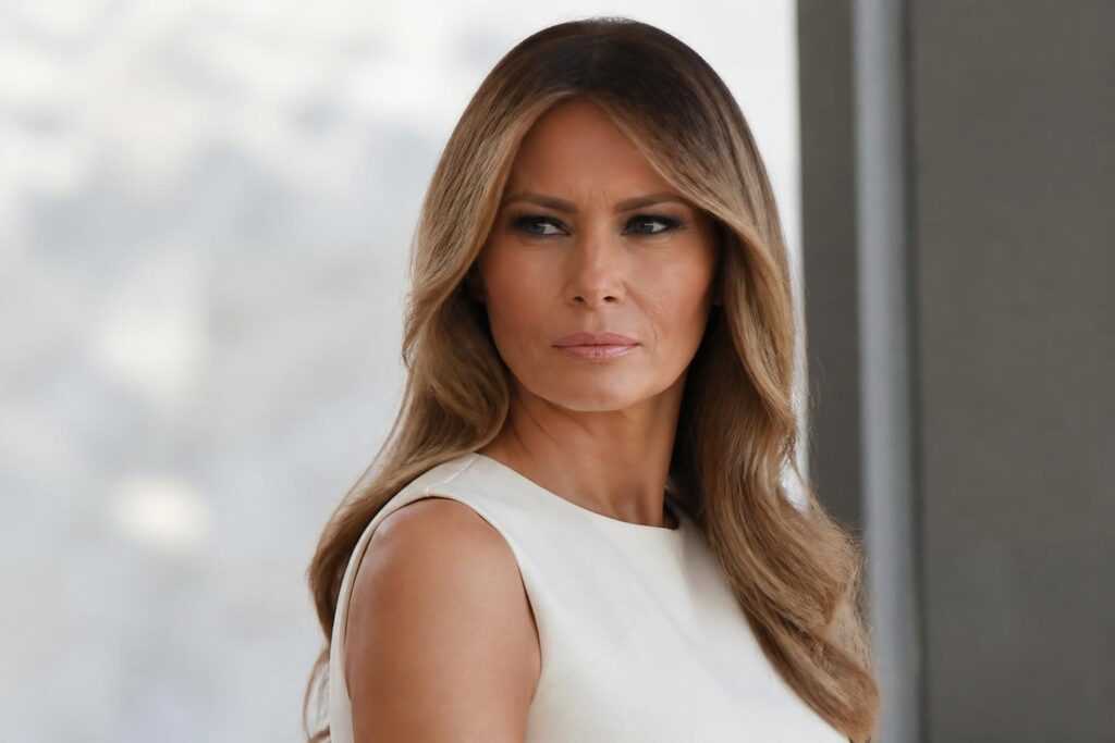 découvrez les clichés audacieux de melania trump qui réapparaissent, illustrant une élégance raffinée et éloignée de toute vulgarité.