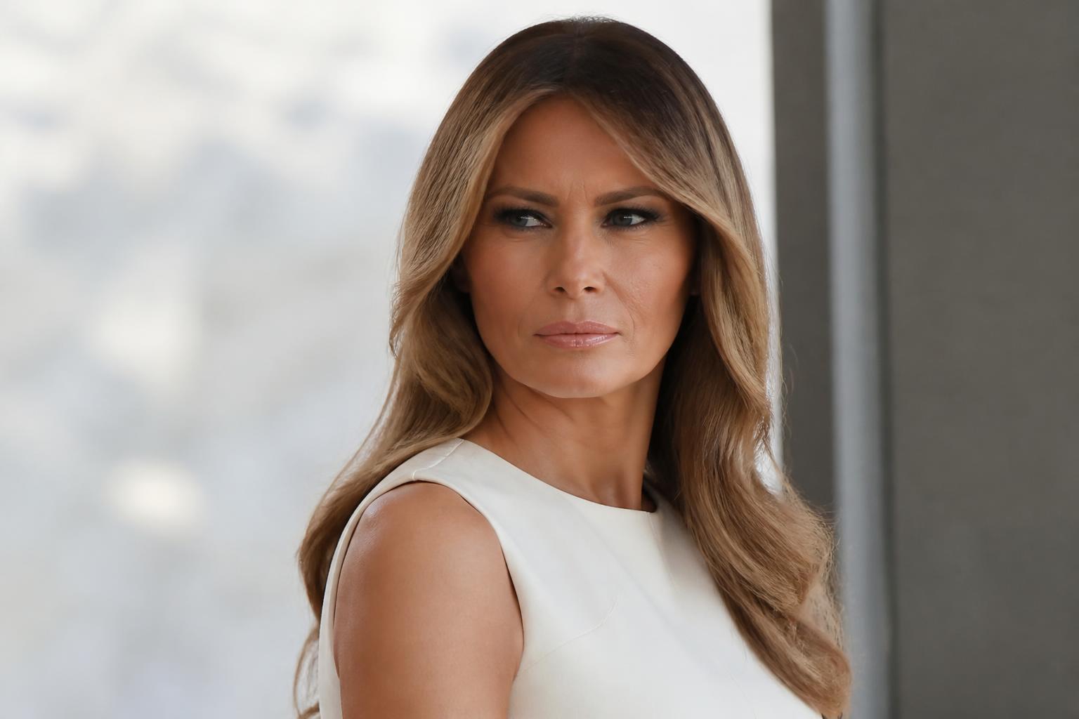 découvrez les clichés audacieux de melania trump qui réapparaissent, illustrant une élégance raffinée et éloignée de toute vulgarité.