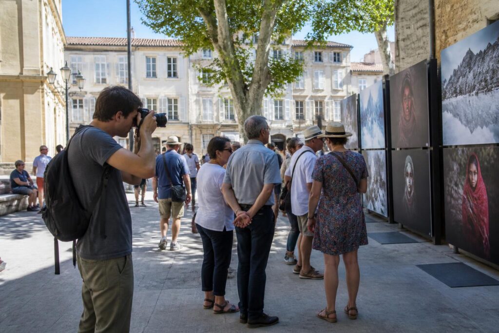 découvrez comment montélimar met à l'honneur les talents suisses lors du festival présence(s) photographie, un événement incontournable célébrant la créativité et la diversité artistique.