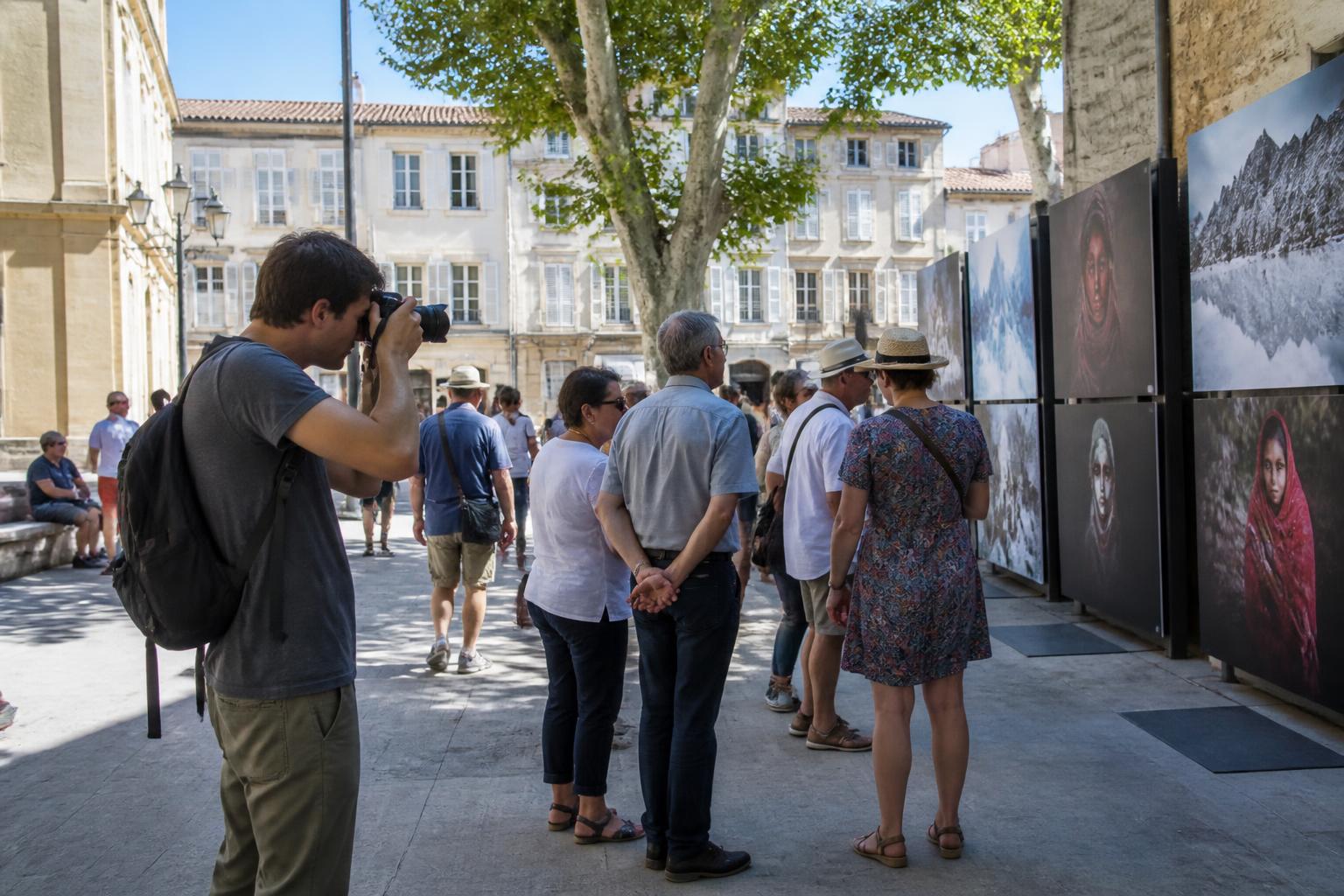 découvrez comment montélimar met à l'honneur les talents suisses lors du festival présence(s) photographie, un événement incontournable célébrant la créativité et la diversité artistique.