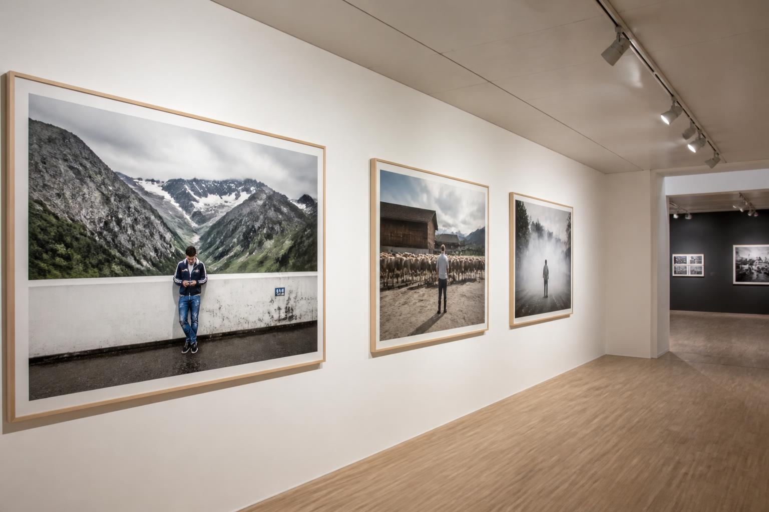 découvrez l'exposition présence(s) photographie à montélimar, qui explore l'art suisse en mettant en lumière les enjeux sociaux actuels à travers des œuvres puissantes et engagées.