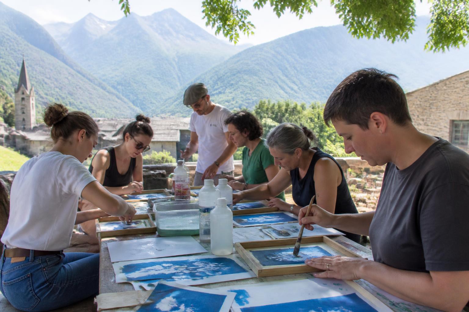 découvrez en images les ateliers créatifs, spectacles vivants et concerts à seix, un voyage artistique riche en émotions et en couleurs.