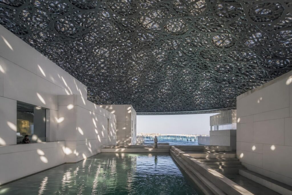 explorez les photos fascinantes du louvre abu dhabi et admirez son architecture unique alliant modernité et tradition.