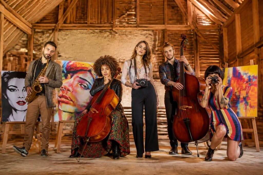 découvrez l'exposition unique mêlant pop art, musique et photographie avec cinq artistes talentueux à la grange du boulanger à theix-noy. une scène riche en créativité à ne pas manquer.