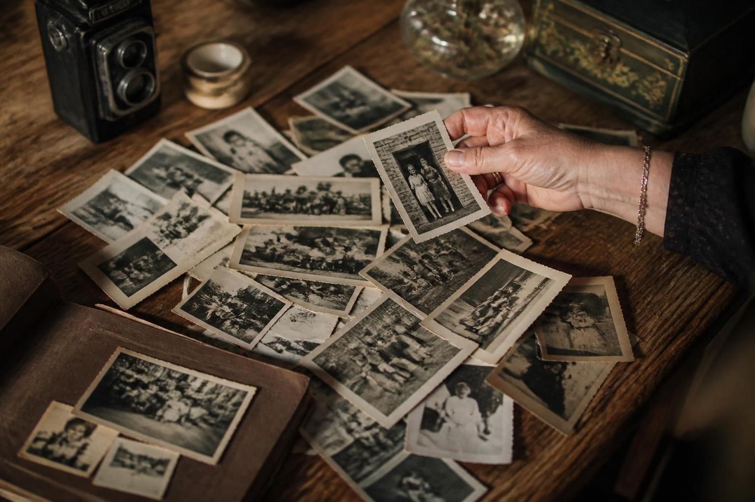 plongez dans le passé en redécouvrant les photos de chez grand-mère et ravivez des souvenirs précieux et authentiques.