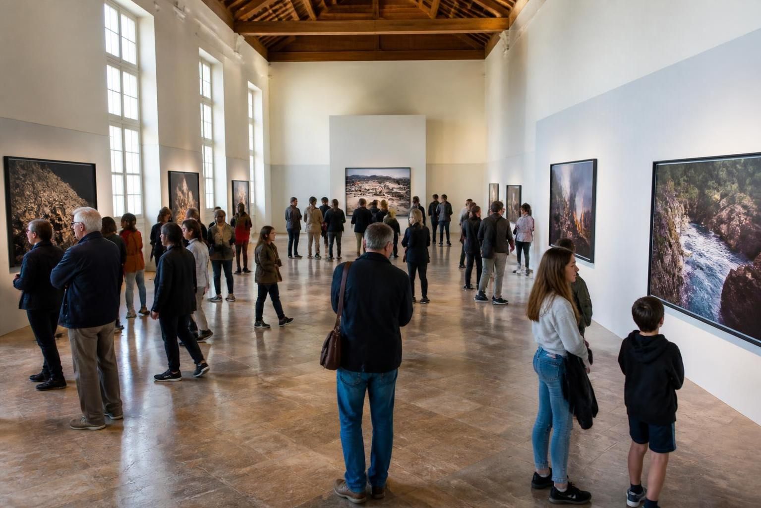 découvrez la biennale de la photographie de saint-brieuc, un événement unique alliant surprise et stupéfaction, qui continue de s'ancrer solidement à ro...