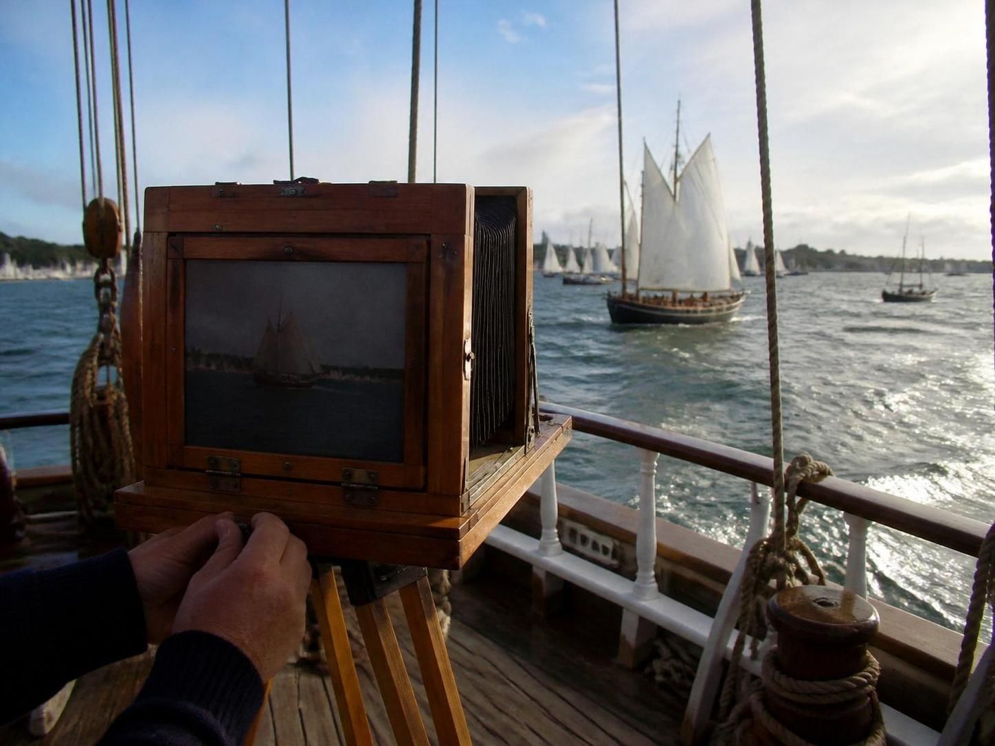 Grâce à un dispositif artisanal, il capture les bateaux à la manière de 1891 lors des Fêtes maritimes 7 découvrez comment, grâce à un dispositif artisanal, il capture les bateaux à la manière de 1891 lors des fêtes maritimes, alliant tradition et passion maritime.