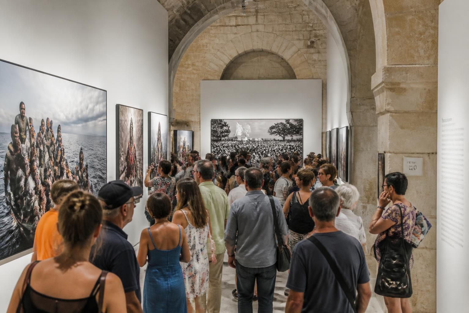 Rencontres d’Arles : l’art de l’image qui s’anime et nous transporte 7 découvrez les rencontres d’arles, un festival incontournable où l’art de l’image s’anime pour vous transporter dans des univers visuels uniques et captivants.