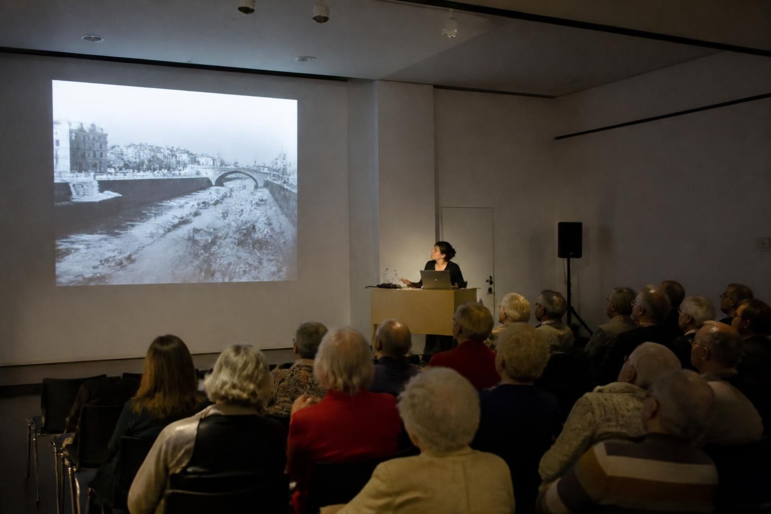 Conférence à Belfort : La photographie, un véritable art en question 7 participez à la conférence à belfort sur la photographie, un art captivant et en pleine évolution. découvrez les enjeux et les perspectives artistiques de la photographie moderne.