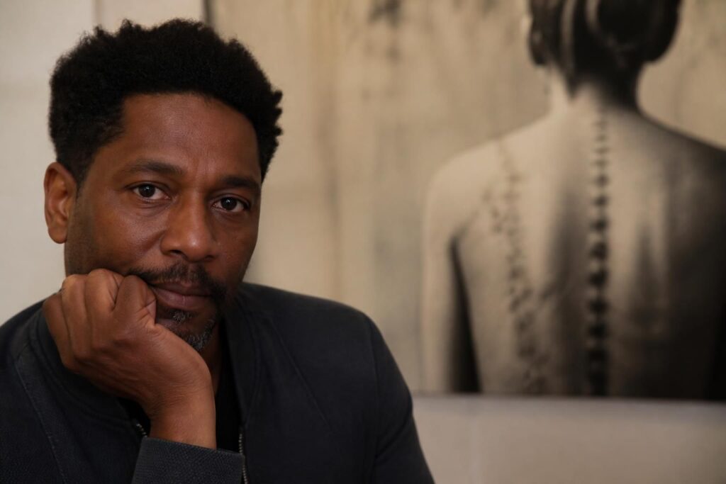 découvrez « sutura » de souleymane bachir diaw, une œuvre poignante présentée aux rencontres d’arles, qui explore avec finesse la thématique de la pudeur et bouleverse les perceptions culturelles.