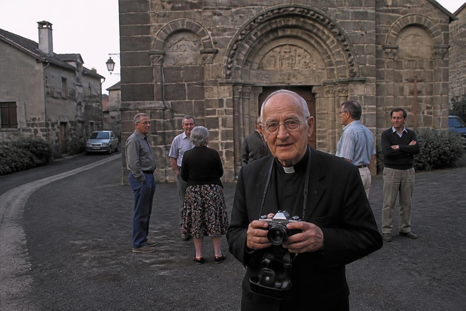 découvrez l'épisode 9 des matinées d'août en auvergne, consacré à la photographie de curé. plongez dans une exploration unique des traditions et paysages auvergnats lors de la première diffusion.