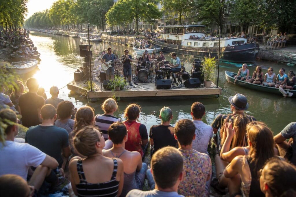 découvrez cinq idées de sorties incontournables cet été : profitez des concerts au cadre exceptionnel du canal du midi, vibrez au rythme du festival map et laissez-vous surprendre par le théâtre de rue dynamique et original.