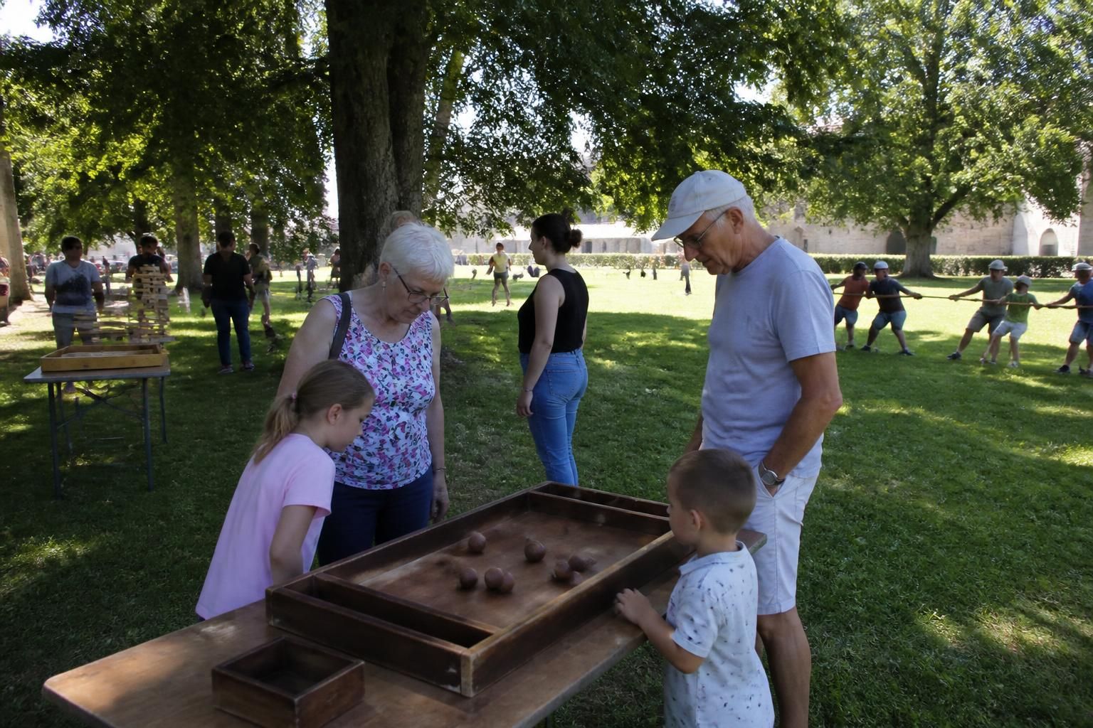 plongez à eaunes dans une journée d'antan où jeux traditionnels et coutumes authentiques vous font revivre le charme d'autrefois.