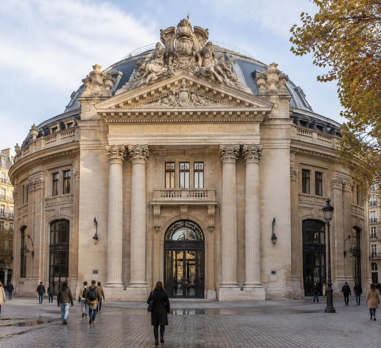à la bourse de commerce, 700 chefs-d’œuvre photographiques dévoilent toute leur puissance et leur éclat dans une exposition exceptionnelle.