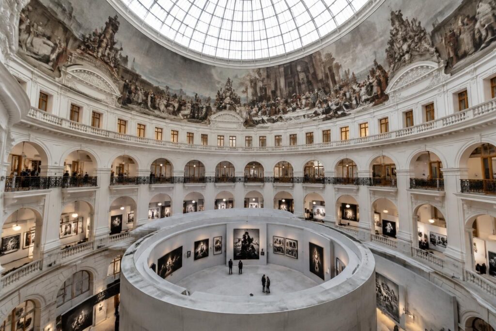 découvrez à la bourse de commerce 700 chefs-d’œuvre photographiques et laissez-vous surprendre par la richesse et l’éclat de ces images.