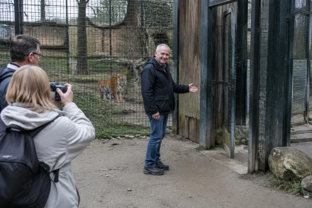 avant d’entrer dans l’enclos du tigre, un homme demande à un couple de le prendre en photo. la scène précède une issue tragique.