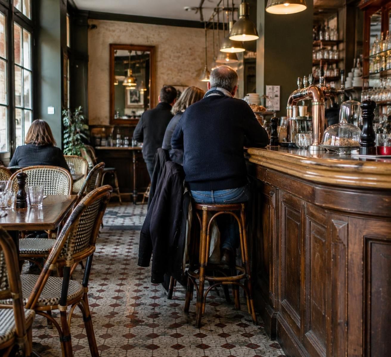 alain bessat photographie l’âme des bistrots et les rencontres qui s’y nouent. découvrez son exposition à lombez.